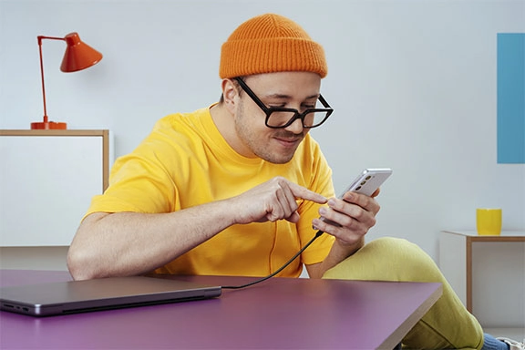 Notebook and telephone are connected via USB-C Alt Mode.