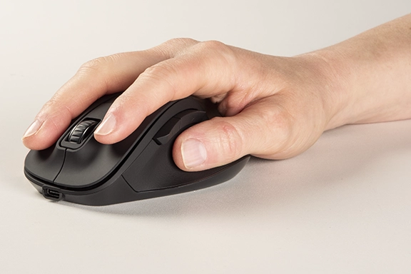 A right hand operates the Hama "MW-500 Recharge" 6-button optical wireless mouse